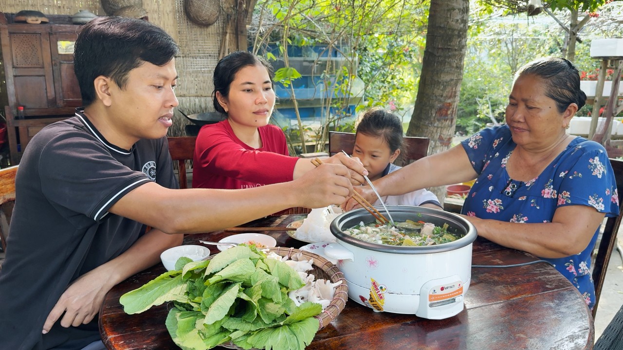 Lẩu Gà Tre Nấu Cải Chua + Nấm Bào Ngư Tự Trồng Tại Nhà